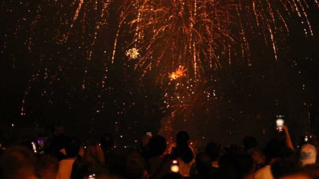 Abgefeuert wurde das Feuerwerk von zwei Schiffen oberhalb und unterhalb der Mittleren Brücke. Das Spektakel dauerte 16 Minuten.