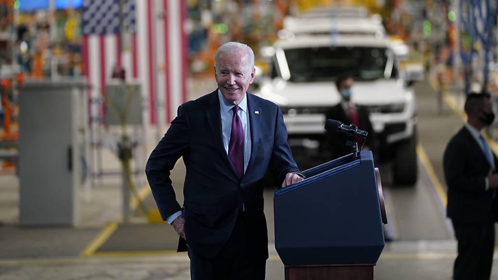 US-Präsident Joe Biden hat unlängst die Produktion von Elektro-Autos des General-Motors-Konzerns in Detroit besucht. (Archivbild)