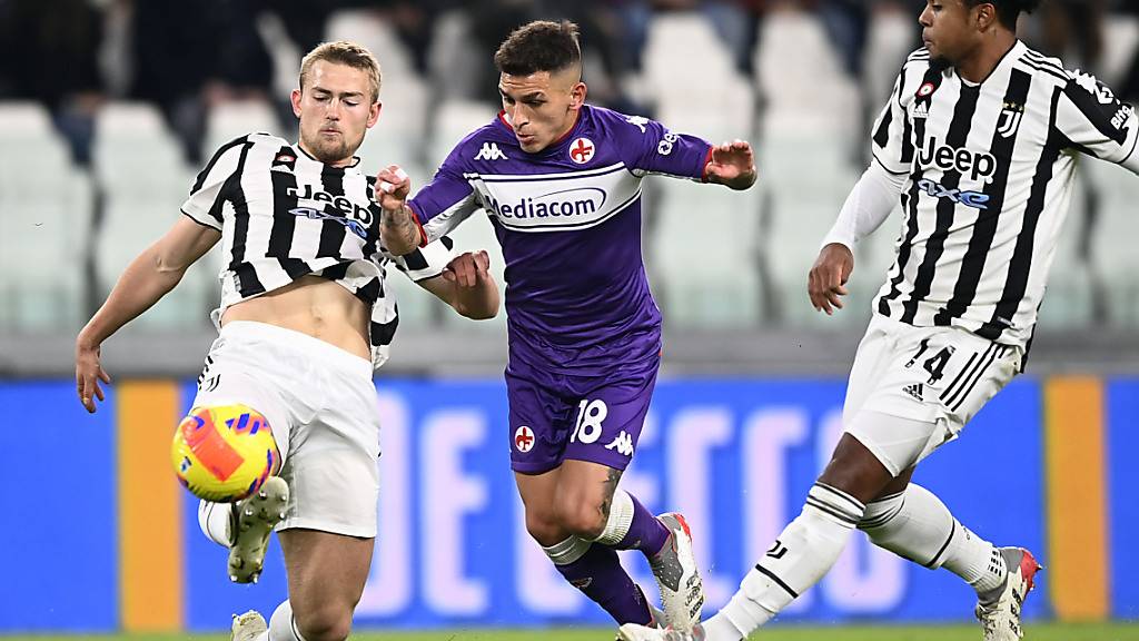Matthijs de Ligt streckt sich im Zweikampf mit Fiorentinas Lucas Torreira