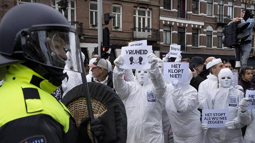 Tausende bei verbotener Corona-Demo in Amsterdam