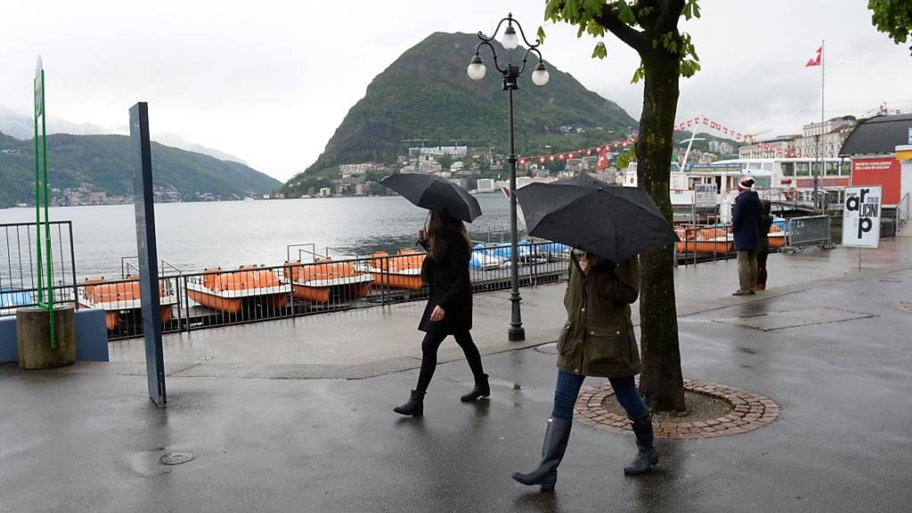 Regnerischer Tag im April 2014 an der Uferpromenade von Lugano. (Archivbild)