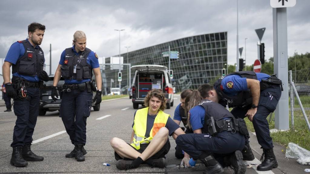 Für eine Strassenblockade vom vergangenen Sommer erhält eine 74-jährige Aktivistin eine bedingte Geldstrafe. Im Bild der Klimaaktivist Max Voegtli, der ebenfalls an der Blockade teilnahm. (Archivbild)