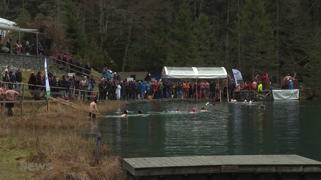 Frieren für den guten Zweck am Blausee-Schwimmen