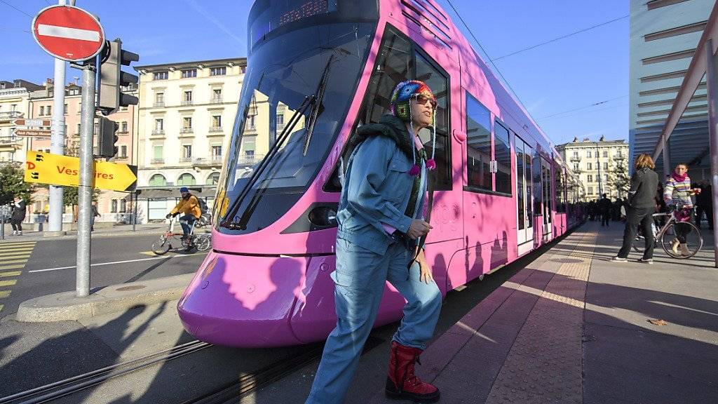 Die Schweizer Künstlerin Pipilotti Rist weihte in Genf ihr komplett rosarot gestaltetes Tram ein.