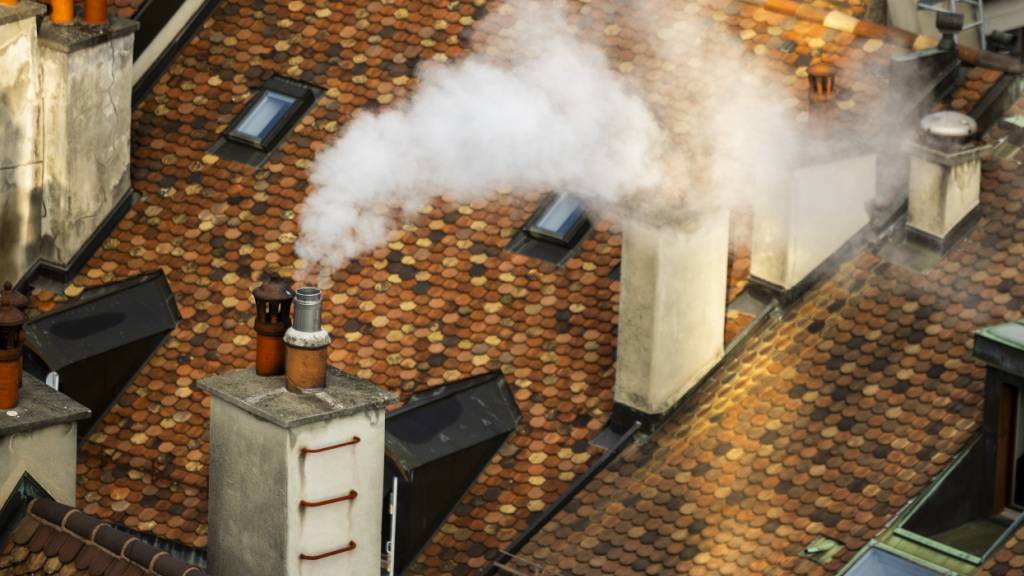 Gebäude werden energieeffizienter und zum Heizen werden immer mehr erneuerbare Energien eingesetzt. Das hat letztes Jahr zu einem Rückgang bei den CO2-Emissionen aus Heizöl und Gas geführt. (Archivbild)