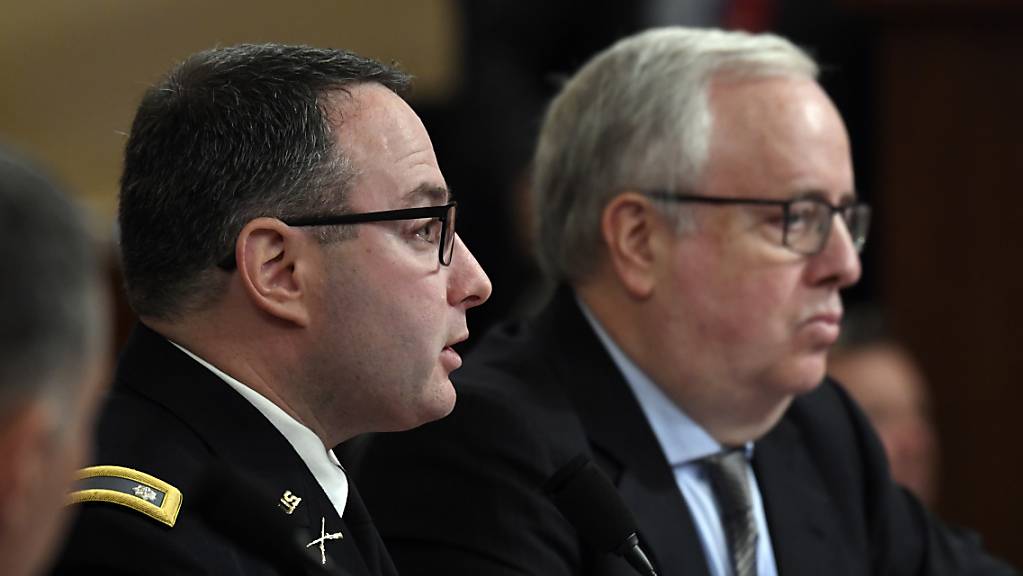 Alexander Vindman (links) sagte am Dienstag vor dem Geheimdienstausschuss des Repräsentantenhauses in Armee-Uniform aus.