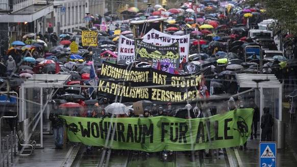 Am 4. November 2023 demonstrierten die Stadtbewohner in Zürich gegen die steigenden Wohnkosten und die zunehmende Gentrifizierung.