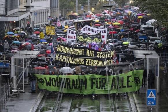 Am 4. November 2023 demonstrierten die Stadtbewohner in Zürich gegen die steigenden Wohnkosten und die zunehmende Gentrifizierung.