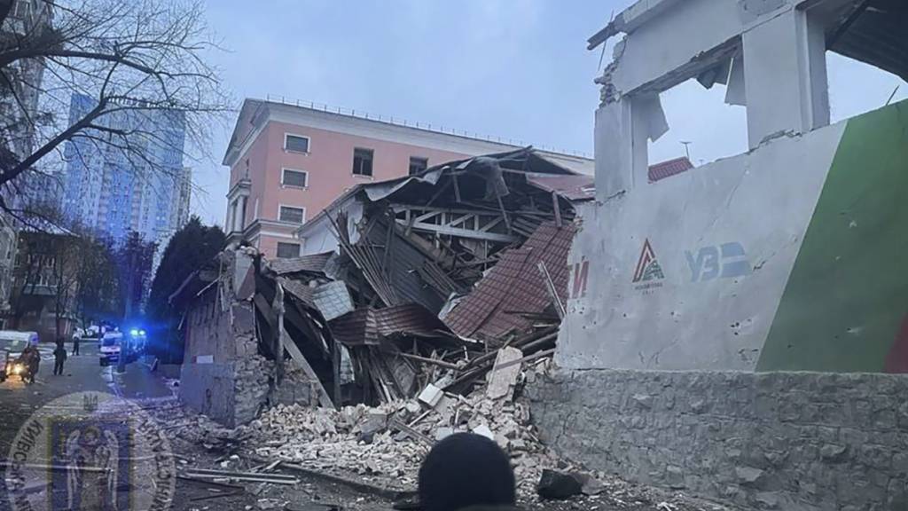 Auf diesem von der regionalen Militärverwaltung in Kiew zur Verfügung gestellten Foto sind die Trümmer eines zerstörten Wohnhauses nach einem russischen Angriff zu sehen. Foto: Uncredited/Kyiv Regional Military Administration/AP
