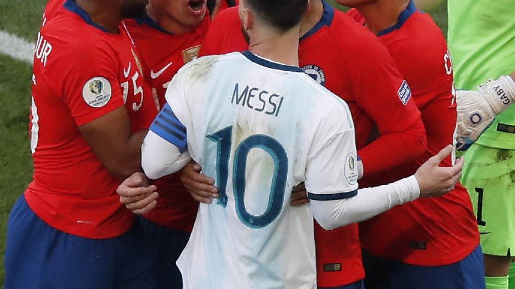 Nach diesem Gerangel mit Gary Medel sieht Lionel Messi (wie der Chilene auch) die Rote Karte