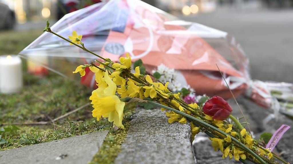 Die Tötung des siebenjährigen Kindes ereignete sich am 21. März 2019 im Basler Gotthelf-Quartier. Noch immer erinnern Blumen an die Tat.
