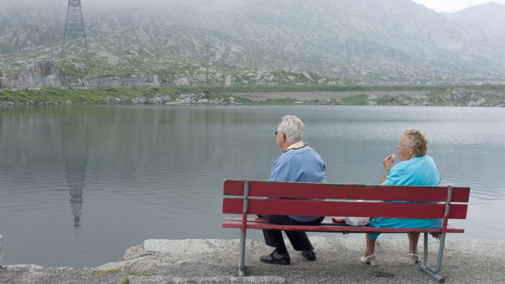 Die Menschen in der Schweiz werden immer älter. Ohne Reformen sind die Aussichten für die Finanzierung der Altersvorsorge düster. (Archiv)