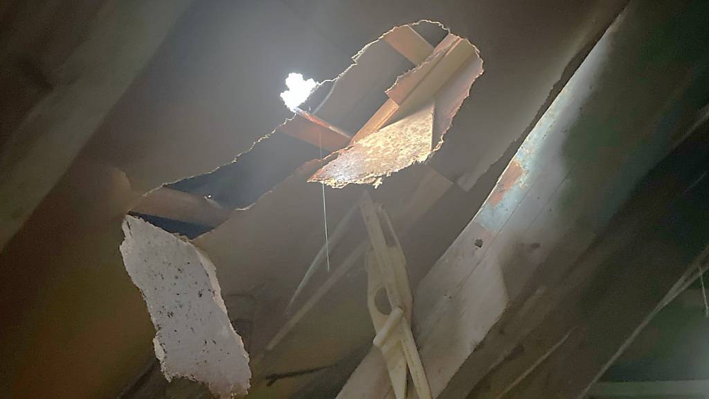 In der Gemeinde Seewen SZ schlug ein Blitz ein Loch in ein Hausdach.