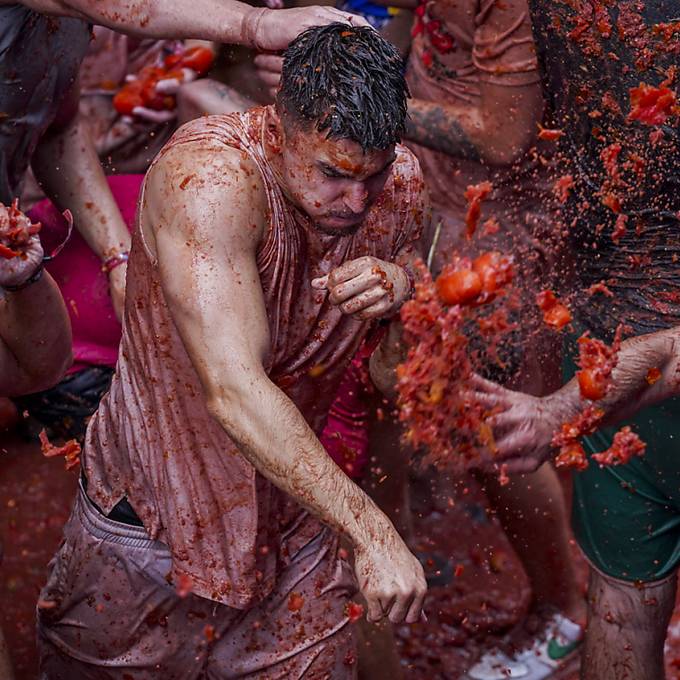 Alles rot: Zehntausende liefern sich Tomatenschlacht in Spanien