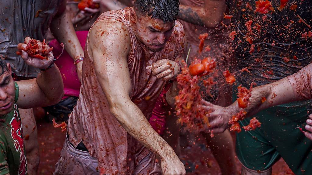 dpatopbilder - Die Tomatenschlacht in Spanien findet seit 1945 jährlich am letzten Mittwoch im August statt. Foto: Alberto Saiz/AP/dpa