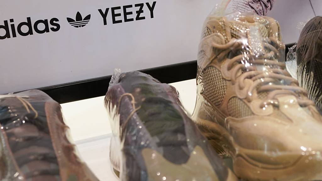 Der konfliktbehaftete Schuh: Adidas stellt den Abverkauf der Yeezy-Produkte des umstrittenen Skandal-Rappers Kanye West vorläufig ein. (Archivbild)