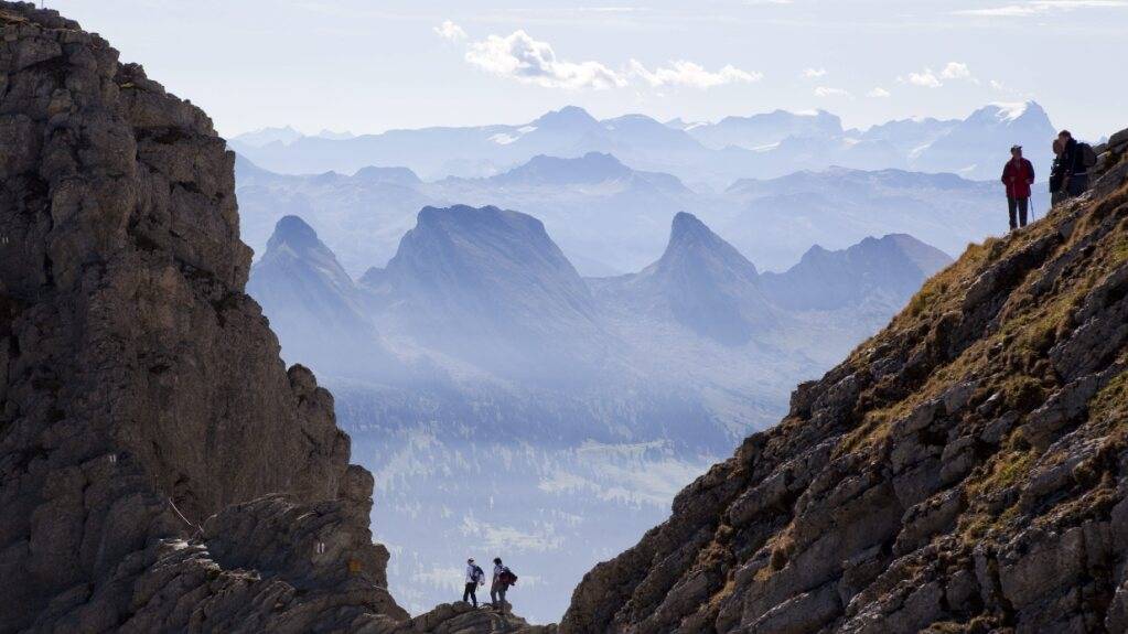 Die Fahrt mit der Kastenbahn führe Gruppen von vier Personen direkt ins Wandergebiet der Churfirsten, heisst es im SVP-Vorstoss. (Archivbild)