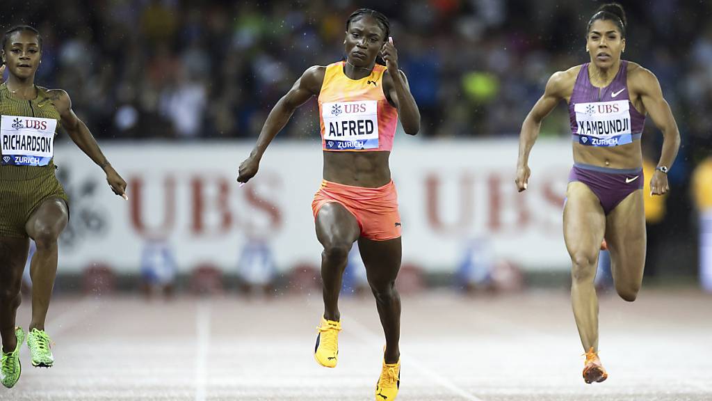 Olympiasiegerin Julien Alfred aus St. Lucia (Mitte) war auch bei Weltklasse Zürich siegreich, rechts die Bernerin Mujinga Kambundji