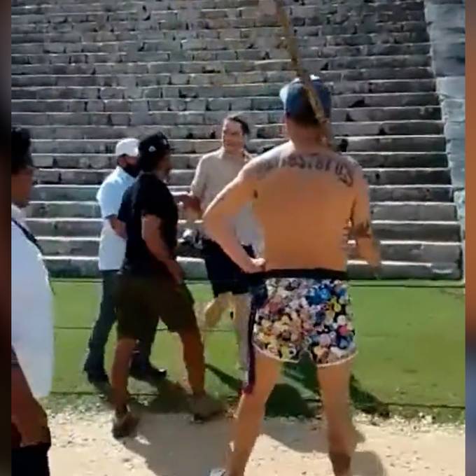 Tourist klettert auf historische Maya-Pyramide – und wird geschlagen