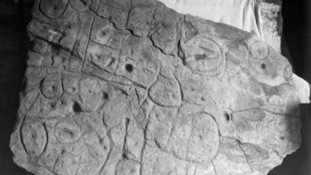 Eine mehr als 3500 Jahre alte Schiefertafel aus der Bretagne dürfte laut Forschern zu den ältesten Landkarten in Europa gehören. Sie ist 2,20 Meter lang und 1,53 Meter breit.