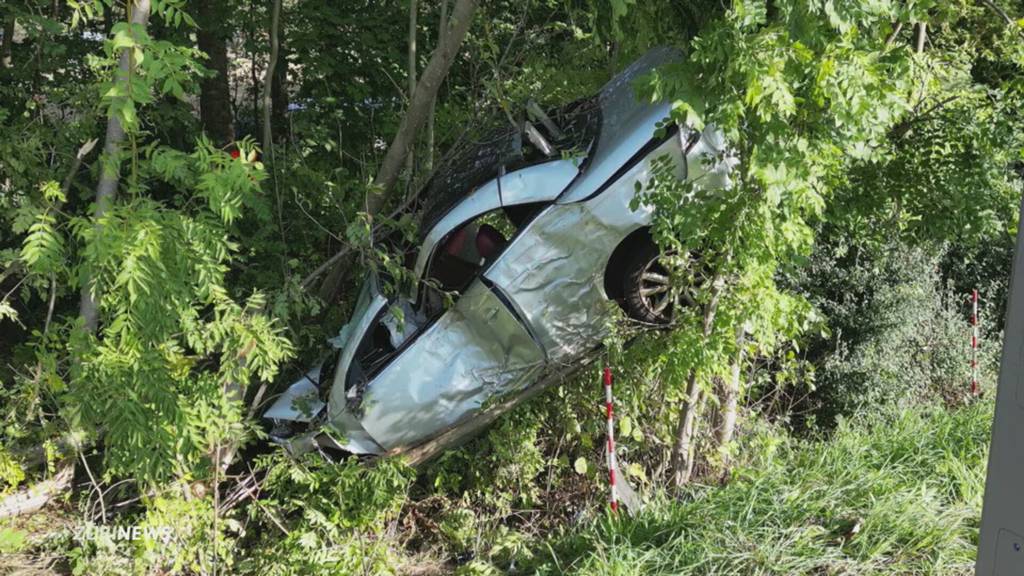 Drei Verletzte nach heftiger Kollision in Dietikon