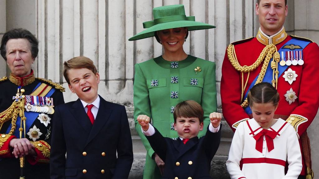 Im Bild zu sehen ist König Charles' Enkel Prinz Louis mit einem Teil seiner Familie auf dem Balkon von Buckingham.