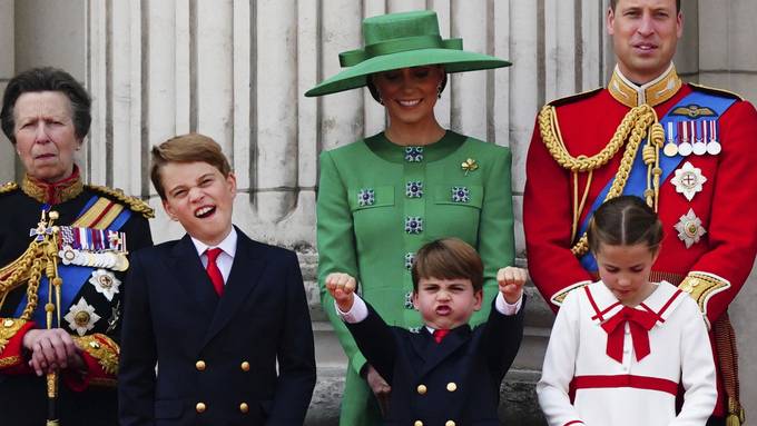 Prinz Louis stiehlt Opa König Charles zum Geburtstag die Show