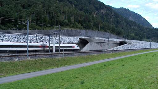 Nach sieben Wochen: Hier rollt der erste Personenzug durch den Gotthard