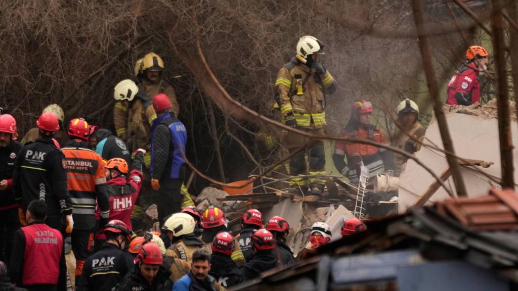 Zwei Häuser durch Gasexplosion in Istanbul eingestürzt