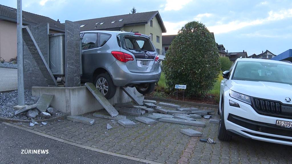Zweijähriger stirbt bei Unfall in Boswil: Fahrerloses Auto überfährt Vater und seine zwei Kinder