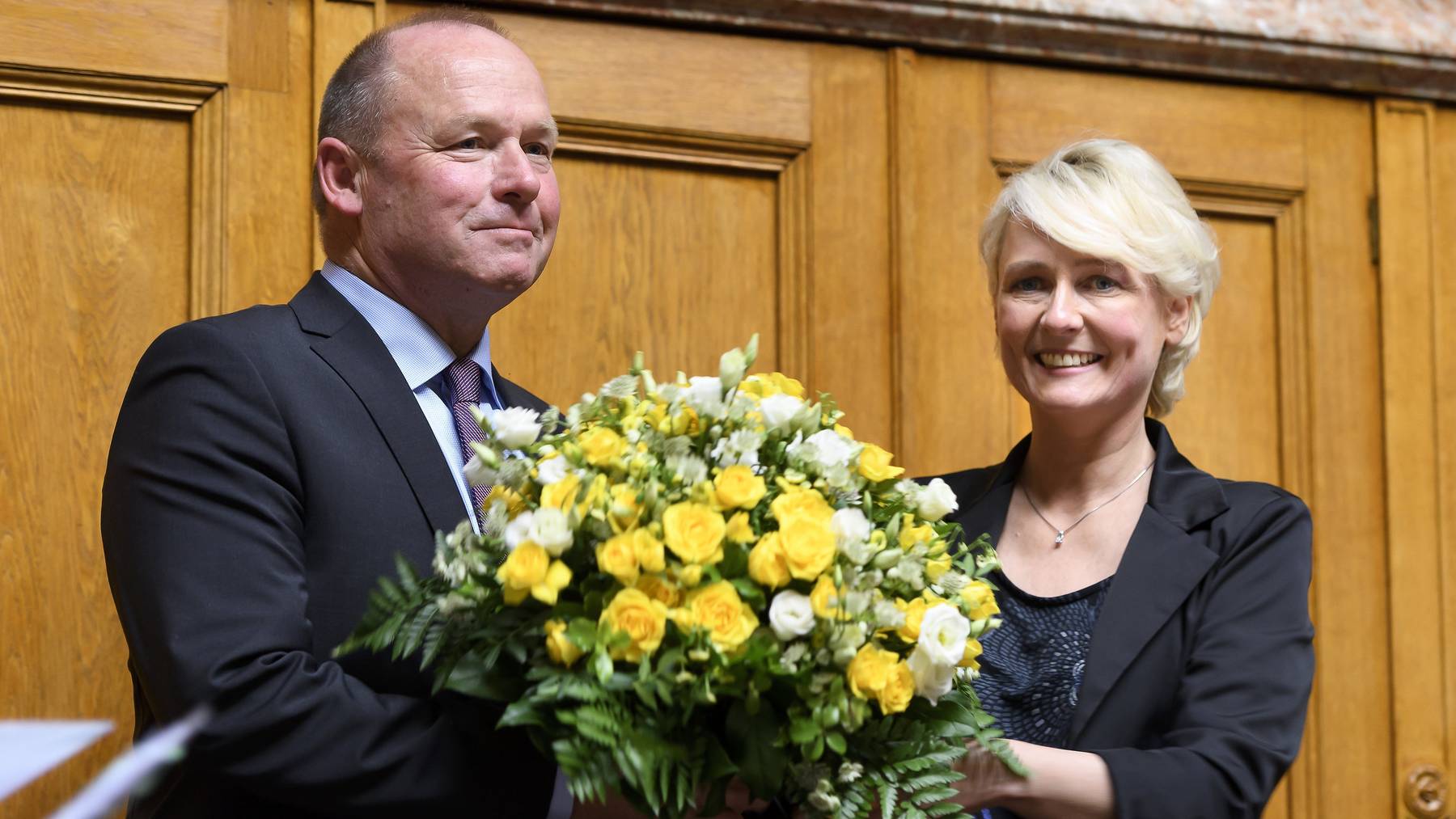 Isabelle Moret reicht die Blumen an ihren Nachfolger weiter: Nun ist ein  Jahr lang der Berner Andreas Aebi höchster Schweizer.