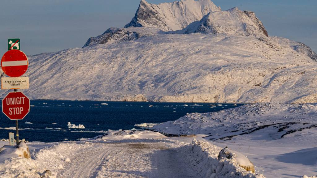 ARCHIV - Straßenschilder stehen in Nuuk vor einem Berg. Foto: Christinne Muschi/The Canadian Press/AP/dpa