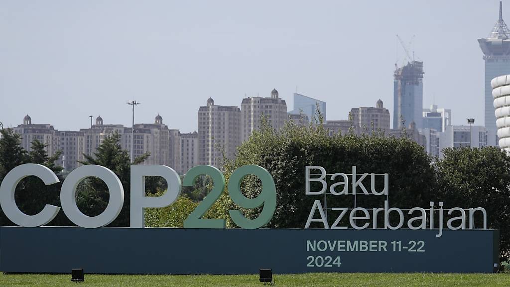 Diese Tafel macht in Baku auf den bevorstehenden Klimagipfel aufmerksam.