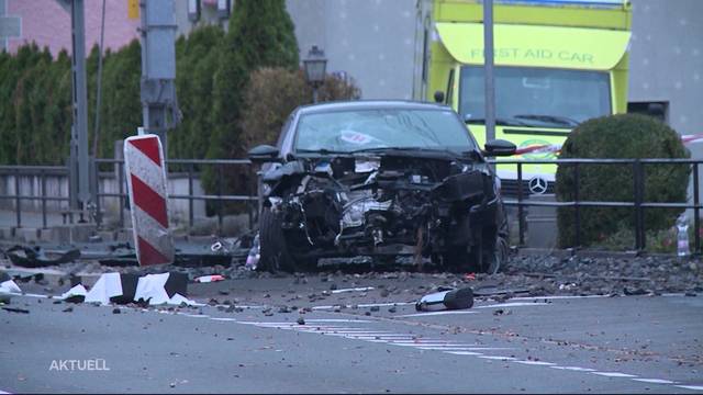 Autolenker schleudert in WSB-Anlage