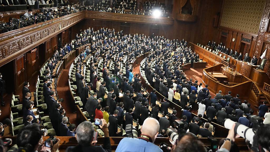 Japanische Abgeordnete im Parlament. In Japan hat die Wahl zum Unterhaus begonnen. Foto: Eugene Hoshiko/AP/dpa
