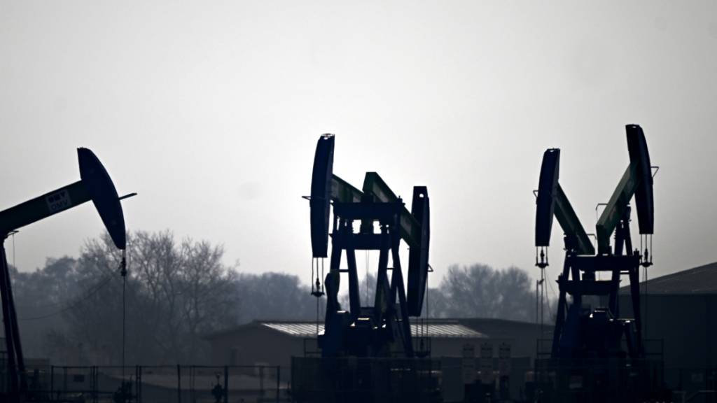Die Ölpreise haben am Morgen etwas nachgegeben. Das Fass der Nordseesorte Brent verbilligte sich um 1,26 Prozent und kostete 98,09 US-Dollar. Gründe dafür sind die Waffenruhe in Libanon und Hoffnungen auf ein Ende des Iran-Kriegs. (Archivbild)