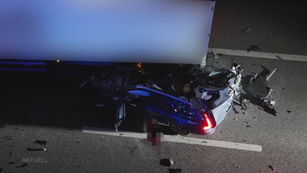 Fataler Unfall: Auf der A3 bei Mumpf prallt ein Autolenker in einen Anhängerzug und kommt ums Leben