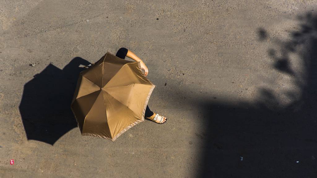 Manche Zürcherinnen gehen nur noch mit UV-Regenschirm raus
