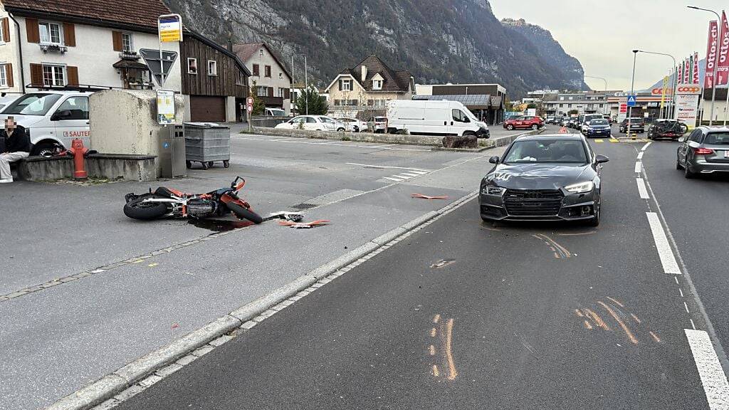 Töfffahrer kollidiert in Netstal GL frontal mit Auto