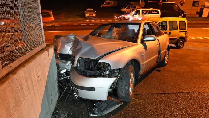 Drei gestohlene Autos, zwei Unfälle und Fahrerflucht in einer Nacht