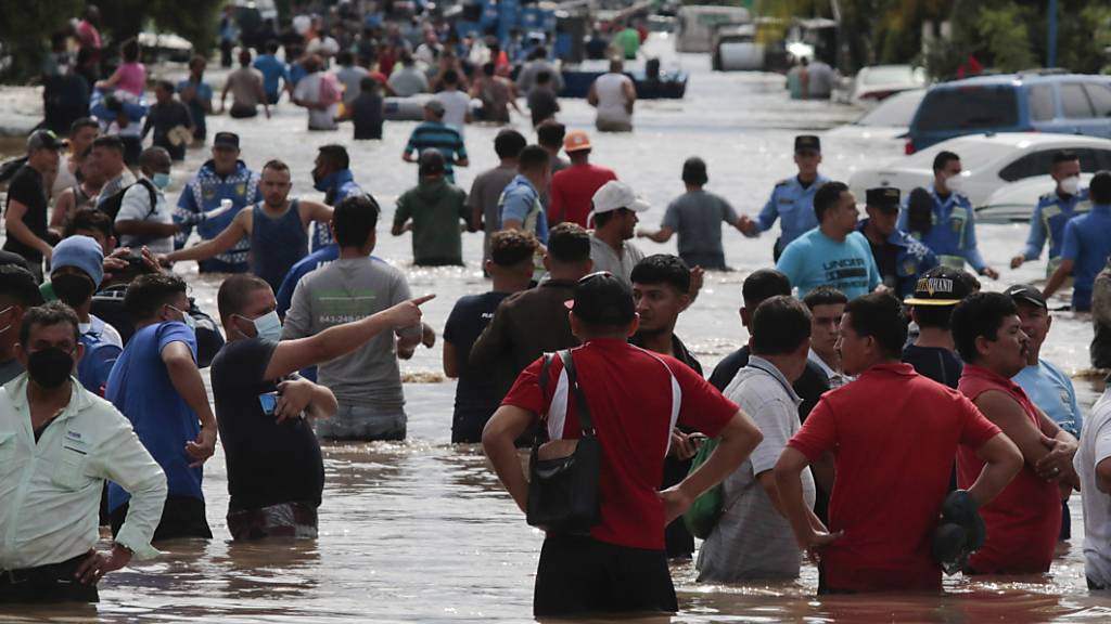 Tropensturm «Eta» in Honduras: Menschen waten durch eine überflutete Straße. Foto: Delmer Martinez/AP/dpa