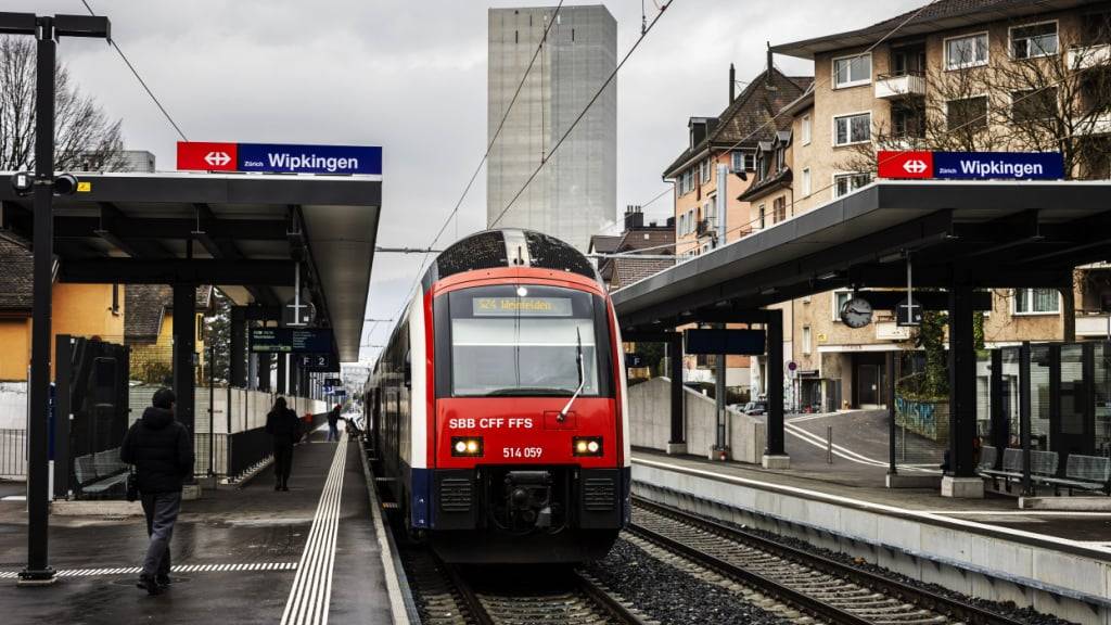 Die S-Bahn S24 konnte am Sonntagmorgen nicht mehr über Zürich-Wipkingen fahren. Ein Wasserrohrbruch in der Nähe spülte Geröll auf die Geleise. (Archivbild).