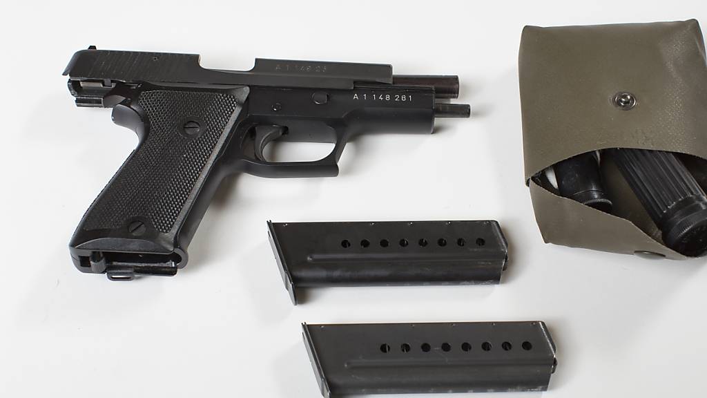 Bei einem Waffen-Fan fanden die Zürcher Behörden vier Waffen (unter anderem eine SIG Sauer P220, wie im Bild zu sehen) und 1000 Schuss Munition. Diese müssen dem Mann nach einem Gerichtsentscheid zurückgegeben werden. (Symbolbild)