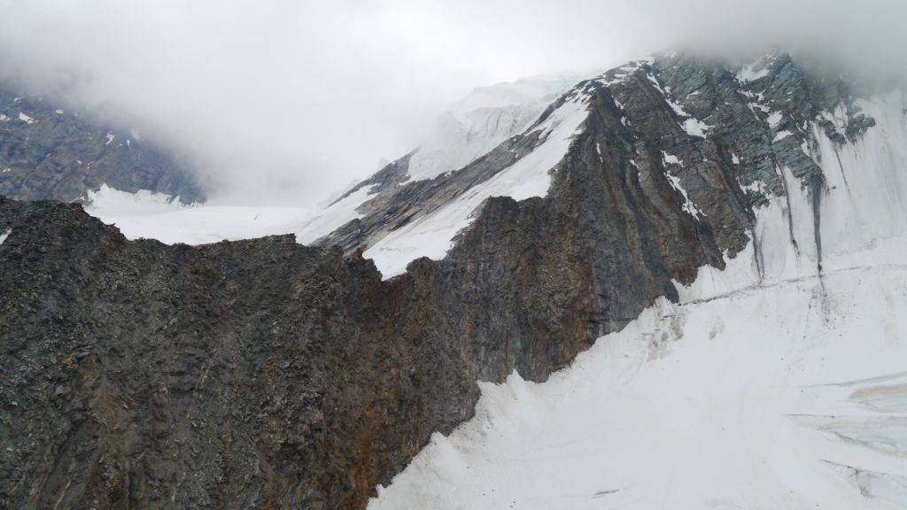 Die beiden Alpinisten stürzten am Dom im Gebiet des Festijoch auf einer Höhe von etwa 3700 m über Meer mehrere Meter tief über felsiges Gelände.