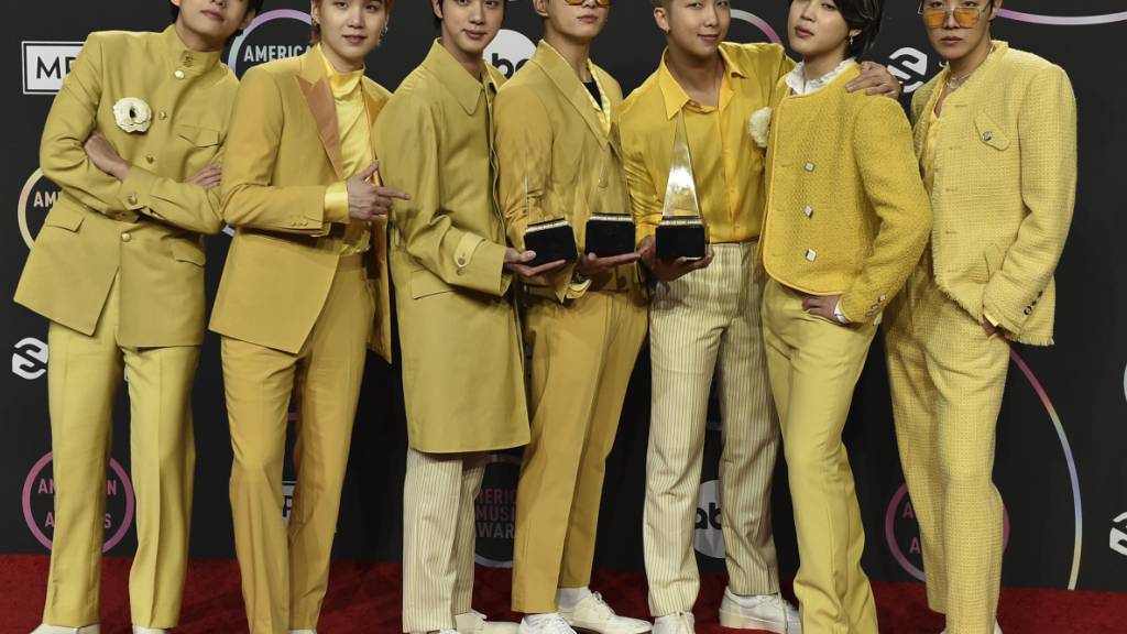 dpatopbilder - Die südkoreanische Boyband BTS freut sich über ihre Auszeichnungen für die beliebteste Pop-Gruppe und den beliebtesten Pop-Song für «Butter» bei den American Music Awards. Foto: Jordan Strauss/Invision/Ap/Invision/AP/dpa