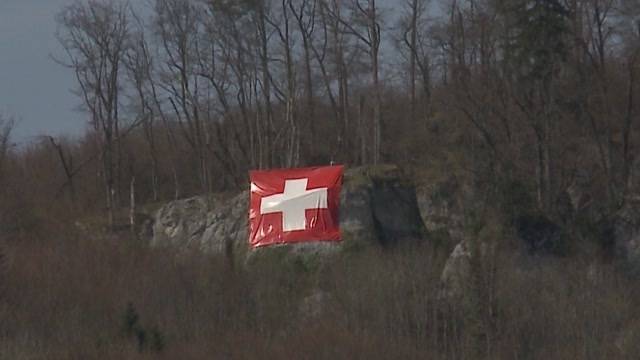 Illegal: Riesige Schweizerfahne über Rothrist