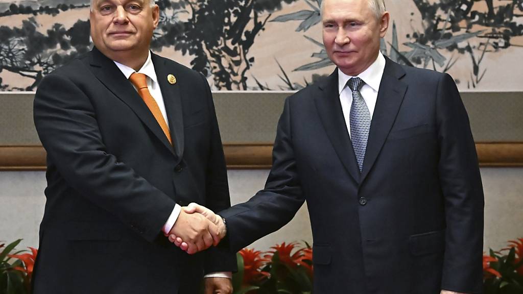 ARCHIV - Viktor Orban und Wladimir Putin (Archivbild). Foto: Grigory Sysoyev/AP/dpa