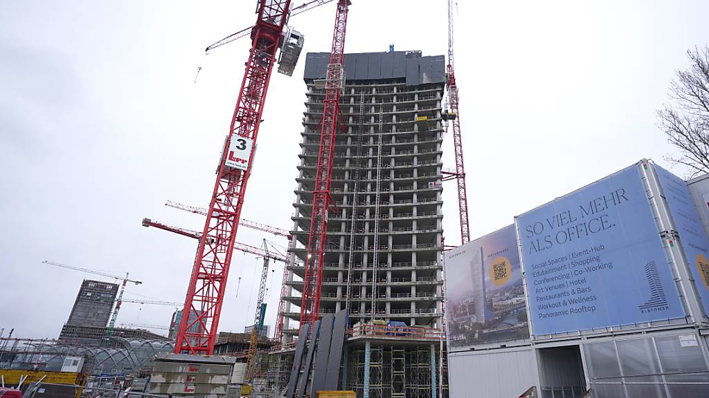 Die Baustelle des Elbtowers an den Elbbrücken im Hamburger Hafen. Der geplante 245 Meter hohe Turm gehört zur Unternehmensgruppe Signa. Medienberichten zufolge soll der in der Schweiz lebende deutsche Milliardär Klaus-Michael Kühne, der in Signa investiert ist, planen, das Projekt zu übernehmen.