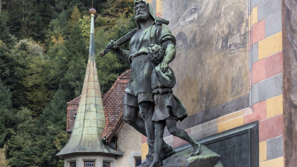 Das Wilhelm-Tell-Denkmal am Turm auf dem Rathausplatz in Altdorf UR. Die Mehrheit der Befragten betrachtete Tell als Mythos. (Archivbild)