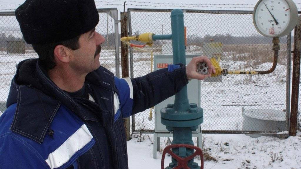 Ein Techniker kontrolliert den Druck in einer Gas-Pipeline in Pisarevka, Russland, nahe der Grenze zur Ukraine (Archiv).